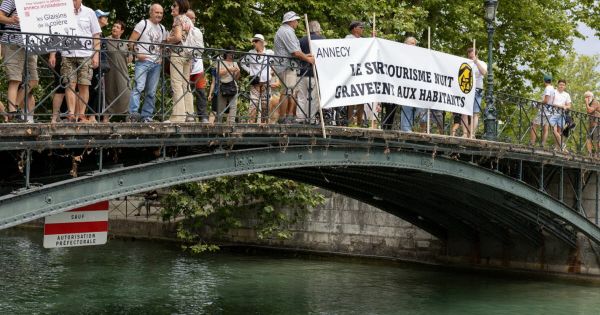 Annecy . Ils partent en guerre contre le surtourisme sur le pont "du Désamour”