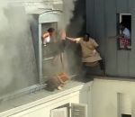 Un homme réalise un sauvetage incroyable au-dessus du vide pendant un incendie