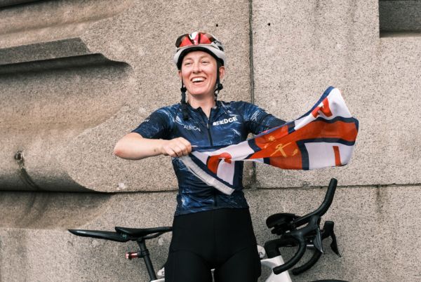 Molly Weaver bat le record de la circonnigation la plus rapide de la Grande-Bretagne à vélo