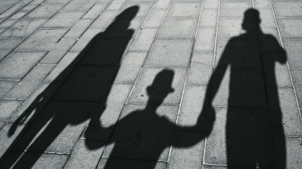 Voici les signes que vous avez grandi avec un parent pervers narcissique, selon une étude