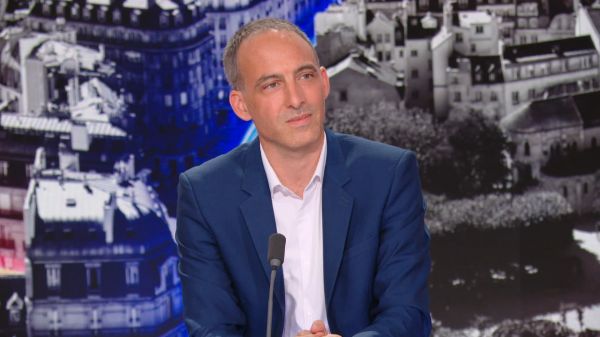 Comme si "l'Ukraine était devenue un sujet comme un autre": Raphaël Glucksmann critique le coup de fil d'Emmanuel Macron à Vladimir Poutine