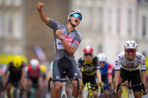 Mathieu van der Poel remporte la 2e étape du Tour de France 2025 et endosse le maillot jaune