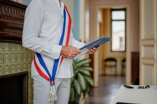 Maires : une loi pour répondre à la crise des vocations