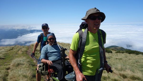 "Découvrir la montagne sur des chemins escarpés est une chance" : immersion avec Handi Cap Evasion en Ariège