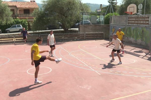 "Ce sont les mêmes règles que le football" : connaissez-vous le pilou, ce jeu typiquement niçois né après la guerre ?