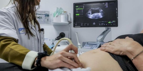 Endométriose : trois ans après l'annonce de la « stratégie nationale », les moyens restent insuffisants