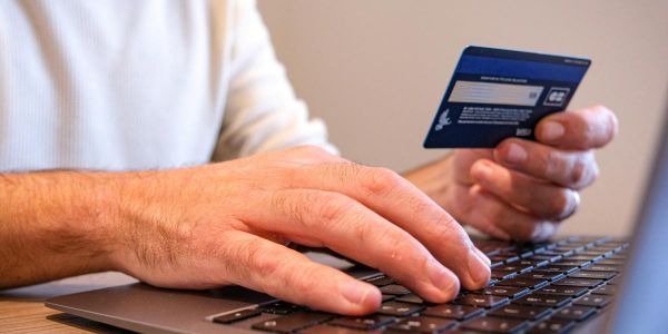 Shimming : comment ce piège à la carte bancaire vide vos comptes en quelques secondes