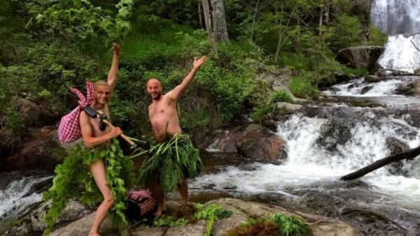 Nans et Mouts, dans "Nus et culottés", deux givrés partis à poil de Lozère pour aller danser sur l'eau au Salagou