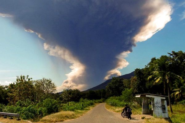 Vidéo. Une énorme colonne de cendres : le volcan Lewotobi Laki-Laki entre de nouveau en éruption en Indonésie