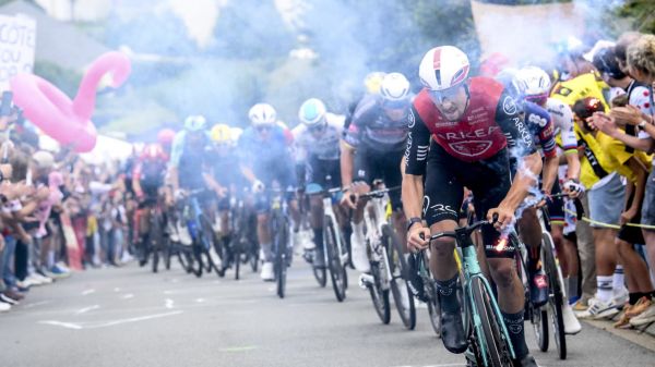 Tour de France 2025: "On les aveugle", le coup de gueule des organisateurs sur les fumigènes des spectateurs
