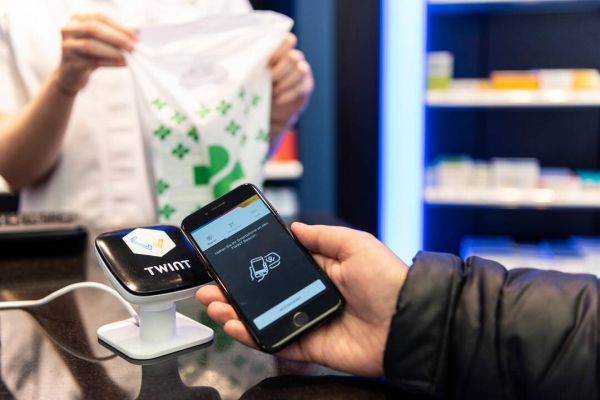 «Des frais excessifs»: les détaillants suisses déposent une plainte contre Twint auprès de la Comco