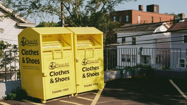Elle reste coincée en tentant de récupérer des habits : une femme retrouvée morte par étouffement près d'un conteneur à vêtements