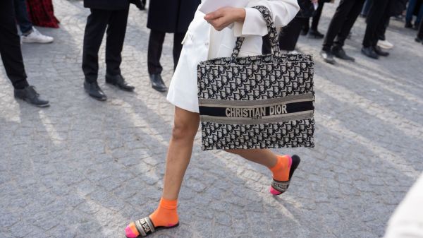 Cette astuce pour transformer un simple foulard en cabas d'été luxe est à reproduire de toute urgence