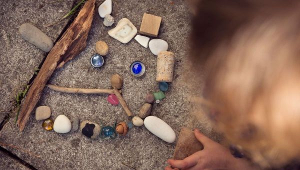 Land art : l'astuce pour occuper les enfants pendant une balade ou un pique-nique !