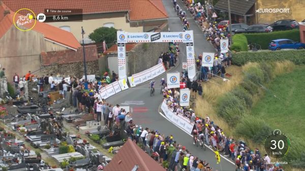 Tour de France: l'étonnante image de spectateurs debout sur des tombes pour suivre la course