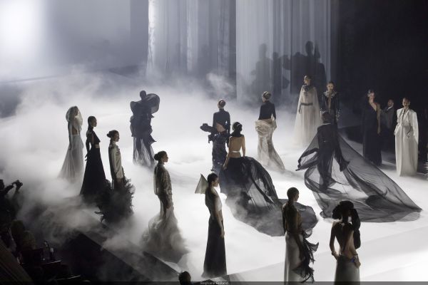 Paris Fashion Week : le sublime défilé Haute Couture FW 2025-2026 de Stéphane Rolland en images
