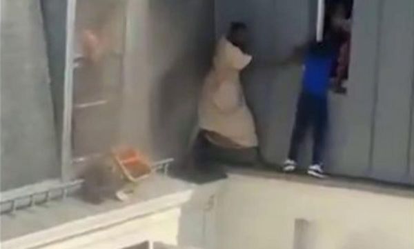 Bloqués au 6e étage d'un immeuble en feu, ils sont secourus par un voisin : « j'étais obligé d'y aller »
