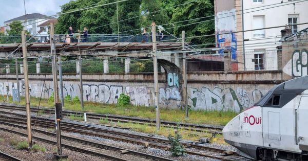 Meurthe-et-Moselle. Il menaçait de sauter depuis la passerelle SNCF à Nancy : l'individu interpellé mais le trafic ferroviaire toujours paralysé
