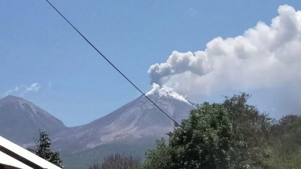"Une hauteur de colonne de cendres atteignant environ 18 000 mètres au-dessus du sommet" : situé sur une île très touristique, ce volcan vient de nouveau d'entrer en éruption