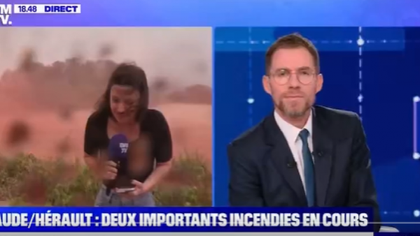 Incendies dans l'Hérault : "Qui vous a laissé entré ?", une journaliste de BFM trempée par un Canadair et réprimandée en plein direct par les pompiers