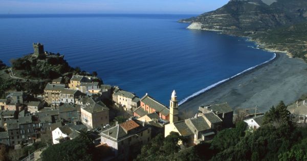 En Corse, ce village perché depuis le Moyen-Âge offre une vue infinie sur la Méditerranée