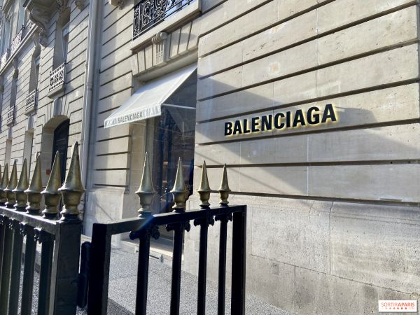 Paris Fashion Week : le défilé Balenciaga Haute Couture Automne-Hiver 2025-2026 sous les projecteurs
