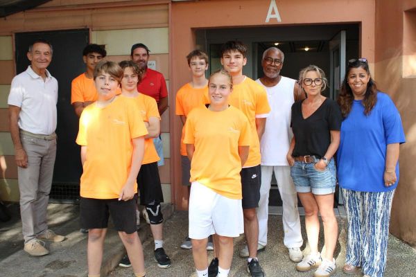 « C'est sérieux, on ne fait pas du bariolage » : six jeunes ont repeint les halls d'entrée des bâtiments aux Ecasseaux, à L'Isle-d'Espagnac