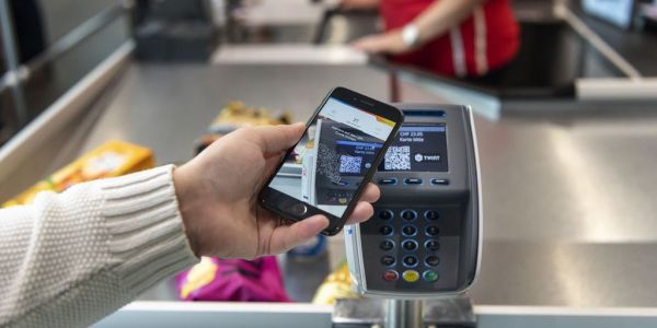 Services financiers: Des détaillants déposent une plainte contre Twint auprès de la Comco