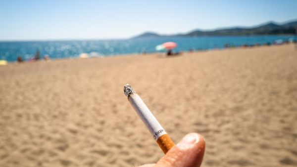 Interdiction de fumer sur les plages : des maires refusent d'appliquer cette mesure "excessive" et "impossible à mettre en place"