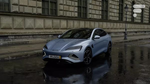 Peut-on laver une voiture électrique sans être électrocuté : la réponse en vidéo