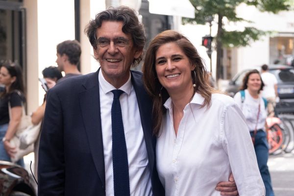 Luc Ferry très tactile avec sa femme en mini jupe en jean : le couple amoureux repéré en plein Paris