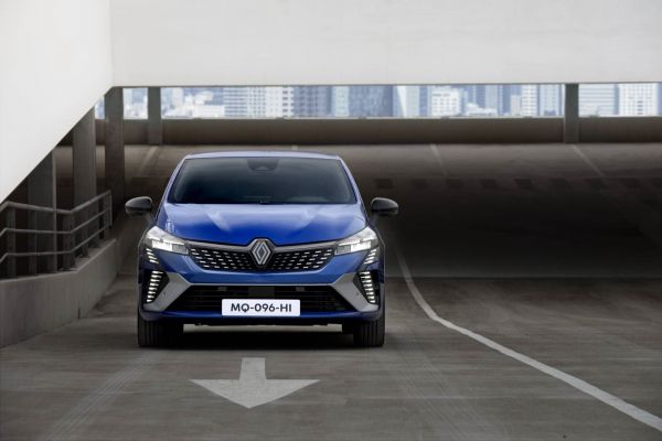 La Renault Clio essence neuve se vend mieux que l'hybride en France en 2025