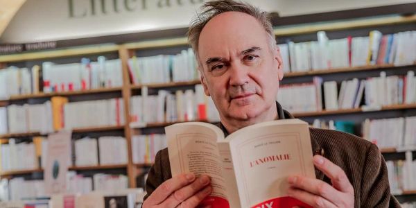 Intelligence artificielle : Hervé Le Tellier s'inquiète du « danger » d'une littérature dominée par l'IA