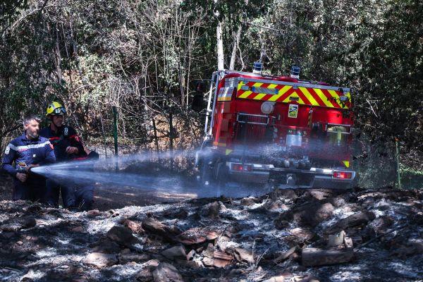 Feux de forêts : trois départements du sud de la France en alerte rouge après les incendies de ce week-end