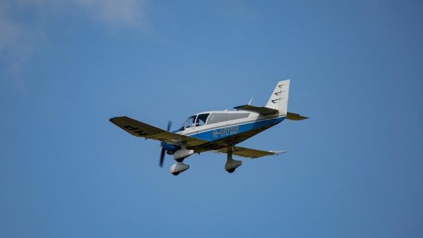 Un avion s'écrase après avoir percuté une ligne à haute tension : les deux passagers septuagénaires périssent dans l'accident