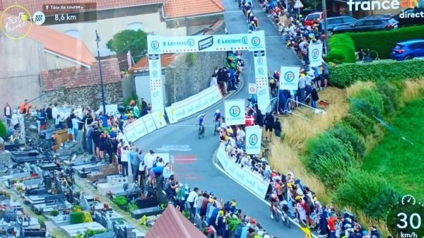 Tour de France 2025 : quand des spectateurs montent sur des tombes pour suivre l'étape