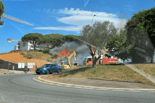 Un incendie se déclenche dans une zone urbaine, d'importants moyens de secours mobilisés