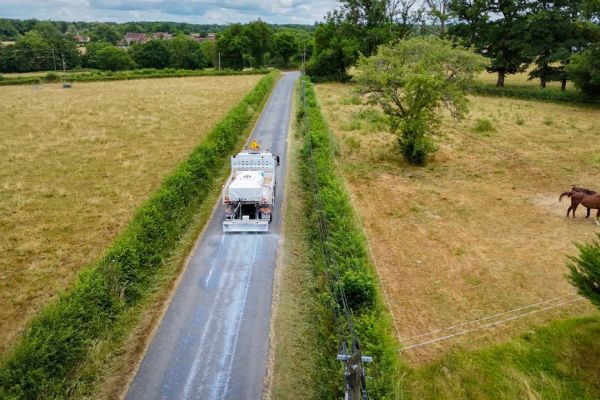 Météo et chaleur. Route préservée, action d'entretien limitée, traitement rapide : ce liquide blanc rafraîchit et protège le bitume