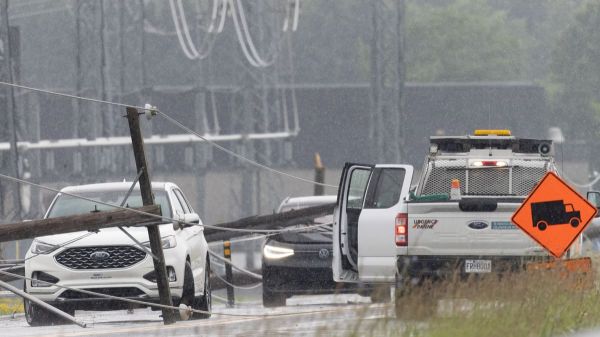 EN IMAGES | Des automobilistes piégés par des poteaux électriques déracinés à Lévis