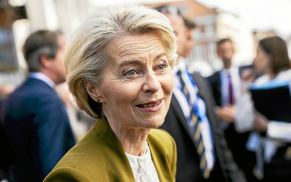 Droits de douane : « bon échange » téléphonique dimanche entre von der Leyen et Trump