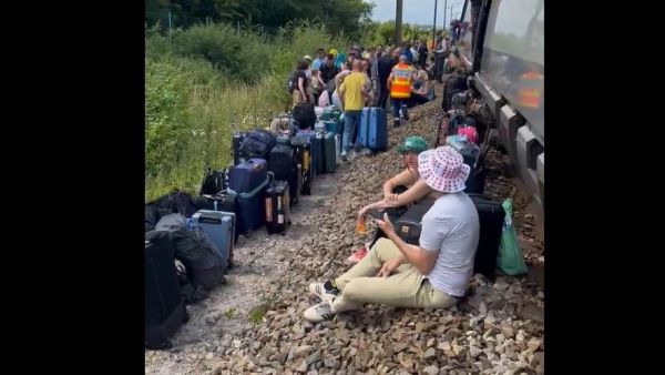 Privés de toilettes et de climatisation, plus de 800 passagers d'un Eurostar bloqués pendant neuf heures dans le Pas-de-Calais