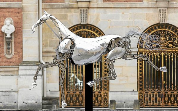 Le cheval métallique de la cérémonie d'ouverture des JO 2024 sera hélitreuillé au Mont-Saint-Michel mercredi