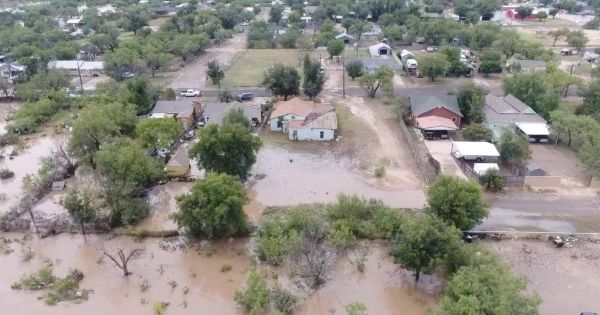 Les images du Texas sous les eaux après des inondations qui ont fait au moins 80 morts