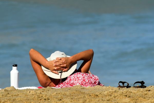 "Préparer" sa peau au soleil : de nombreuses idées fausses et des risques