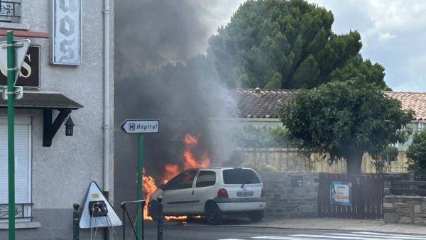 Une voiture en flammes près du centre-ville de Lézignan-Corbières