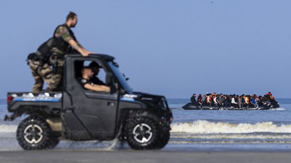 "C'est dangereux ! Revenez en sécurité !" : des gendarmes filmés en train de taillader un bateau de migrants près de Boulogne-sur-Mer