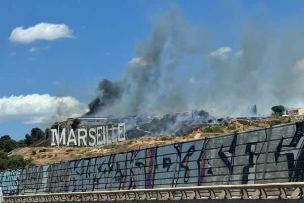 Départ de feu urbain sous les lettres de Marseille, en pleine coulée verte, un jour de mistral : 70 pompiers sur place