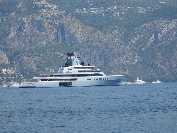Le cofondateur de Google, des oligarques ukrainiens... l'été démesuré des yachts XXL a démarré sur la Côte d'Azur