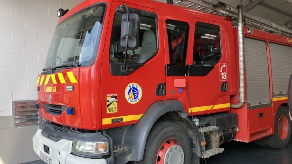 Près de 100 pompiers mobilisés, des milliers de mètres carrés brûlés : un incendie se déclare près d'un camping à Fréjus