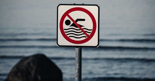 Attention, si vous aviez prévu de vous baigner dans ce bassin : il est interdit à la baignade et à toute autre activité !